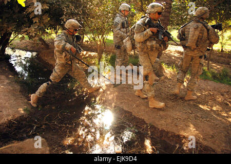 US-Armeesoldaten patrouillieren während einer gemeinsamen Kordon und Suche mit der irakischen Polizei in Salman Pak, Irak, 21. September 2007 durch einen Obstgarten. Die Soldaten sind aus 3rd Platoon, Alpha Company, 1. Bataillon, 15. Infanterie-Regiment, 3rd Brigade Combat Team, 3. Infanterie-Division, Sgt Timothy Kingston Stockfoto
