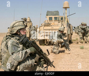 US-Armeesoldaten führen eine Patrouille während einer Trainingsmission in der Nähe von Camp Ramadi, Irak, 25. September 2007.  Sgt. Andrew D. Pendracki Stockfoto