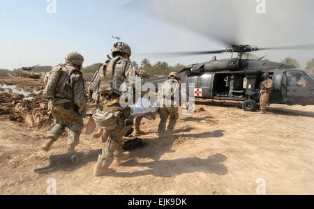 US-Armeesoldaten transportieren ein Trauma-Opfer, ein Rettungshubschrauber der US-Armee in Tarmiyah, Irak, 30. September 2007. Die Soldaten arbeiten mit lokalen irakischen Krankenhauspersonal in Verwaltung-Hilfe für Trauma-Opfer nach einer Explosion, verursacht von Aufständischen, die mehrere Zivilisten verwundet. Die Soldaten sind von Charlie Kompanie, 4. Bataillon, 9. Infanterie-Regiment, 4. Stryker Brigade Combat Team, 2. US-Infanteriedivision aus Fort Lewis, Washington  Masse der Kommunikationsspezialist 2. Klasse Sommer M. Anderson Stockfoto