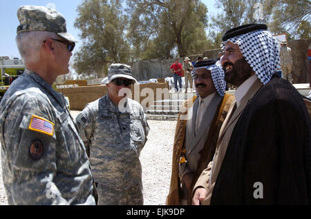 US Army Colonel David Leckrone, links, Multi National Division Central South und Lieutenant Colonel Charles Stasenka, Center, 358th Civil Affairs Brigade, sprechen Sie mit lokalen Scheichs nach einer Zeremonie Spenden Landmaschinen, Saatgut und Dünger, um irakische Bauern in Diwaniyah, Irak, 15. August 2007.  Sgt. Rob Summitt Stockfoto