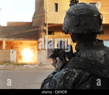 US Army Spc. Anthony Register verwendet eine M-203 Granatwerfer, um eine unbewohnten Haus in East Rashid Bezirk von Baghdad, Irak, 9. Oktober 2007 zu verletzen. Register erhält 3rd Platoon, Hotelgesellschaft, 3. Staffel, 2. Stryker Cavalry Regiment aus Vilseck, Deutschland basiert.  Techn. Sgt Andrew M. Rodier, US Air Force. Stockfoto