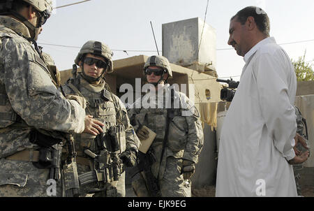 US-Armeesoldaten sprechen mit lokalen Bürger in Mufriq, Irak, 8. Oktober 2007. Die Soldaten sind vom 1. Bataillon, 38. Infanterie-Regiment, 4th Brigade Combat Team, 2. US-Infanteriedivision.  Staff Sgt Shawn Weismiller Stockfoto