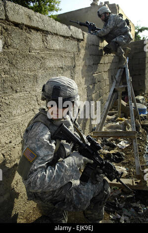 US-Armeesoldaten sorgen für Sicherheit während einer Routine-Patrouille in Mufriq, Irak, 8. Oktober 2007. Die Soldaten sind vom 1. Bataillon, 38. Infanterie-Regiment, 4th Brigade Combat Team, 2. US-Infanteriedivision.  Staff Sgt Shawn Weismiller Stockfoto