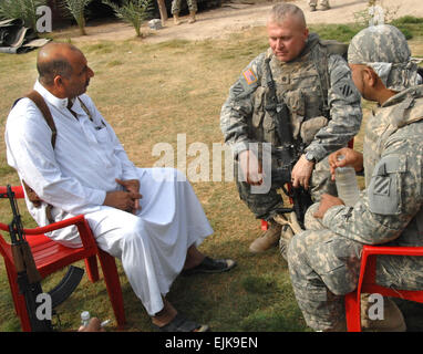 US Armee-Oberstleutnant Agie, Kommandant des 1. Bataillons, 30. Infanterie-Regiment, 3. Infanterie-Division, Gespräche mit irakischen General Mustafa, Kommandant der betroffenen lokalen Bürger Arab Jabour, während eine humanitäre Mission in Arab Jabour, Irak, 16. Oktober 2007. Koalitionstruppen zur Verfügung gestellt die Einwohner von Arb Jabour mit kostenloser medizinischer Versorgung und Nahrung.  SPC. Adam Sanders Stockfoto