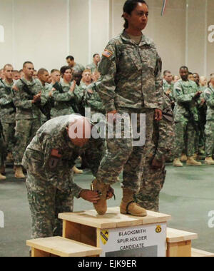 Ein Soldat erhält ihre Bekämpfung Sporen während der 215. Brigade Support Battalion, 3rd Brigade Combat Team, 1. Kavallerie-Division, Sporn Zeremonie, 2. November. Goldene Sporen, 1. Kavallerie Tradition sind Kavallerie-Soldaten verliehen, die eine Tour of Duty im Kampf abgeschlossen haben.  SPC. Ryan Stroud, 3. Brigade Combat Team, 1. Kavallerie-Division-Öffentlichkeitsarbeit Stockfoto