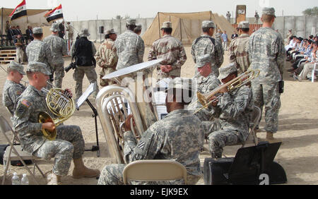 Foto von Maj Beth Robbins A Blechbläser-Quintett aus der 3. Infanterie-Division führt bei einem November 8 Häftling Release Zeremonie im Forward Operating Base Verfassung in Bagdad.  Die Zeremonie wurde unter der Aufsicht der irakische Ministerpräsident Nouri al-Maliki wo He gerichtet th &lt;&gt; e fast 500 entlasteten, "Du bist irakische Bürger und Ihre Familie warten auf Sie... das Land beim Wiederaufbau zu helfen die Schulen, die Häuser und Fabriken." Die Veranstaltung unterstrich die erweiterte Kapazität der irakischen Regierung und Multi-National Force-Irak Gefangenen von Koalitionstruppen freizulassen" Stockfoto