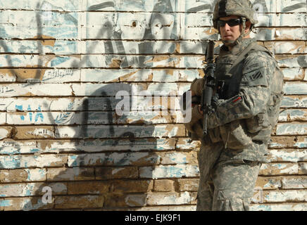 Ein US-Soldat aus Charlie Troop, 3. Staffel, 7. Kavallerie-Regiment, 3. Infanterie-Division führt eine Patrouille in Bagdad, Irak, 26. Oktober 2007.  SPC. Jeffery Sandstrum Stockfoto