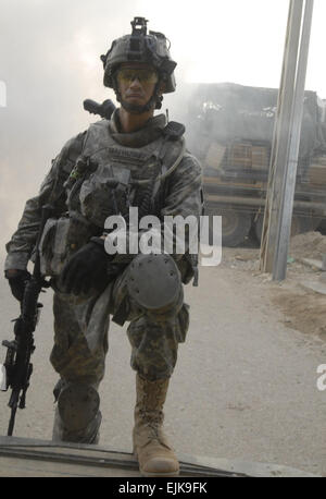 Ein Soldat der US-Armee von Charlie Kompanie, 4. Bataillon, 9. Infanterie-Regiment nimmt eine wohlverdiente Pause nach eine lange Nacht Überfälle während einer Operation in Tarmiyah, Irak, 9. September 2007 durchgeführt. Die Operation, die von Einheiten der irakischen Armee und andere US-Militäreinheiten durchgeführt wurde, wird durchgeführt, um Aufständische Tätigkeit klar und finden und zerstören Waffenlager.  Masse der Kommunikationsspezialist 2. Klasse Scott Taylor Stockfoto