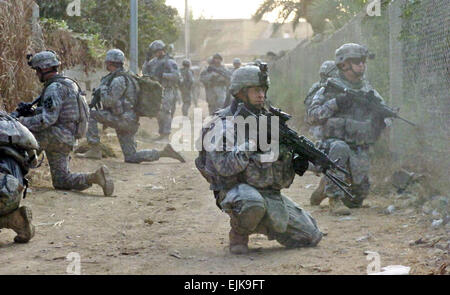 US-Armee Soldaten aus der 4. Stryker Brigade Combat Team, 2. US-Infanteriedivision ziehen Sie Sicherheit in Rashidiyah, Irak, 6. Oktober 2007.  Staff Sgt Russell Bassett Stockfoto