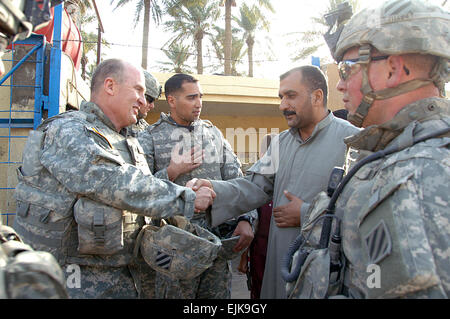 US Armee von General Rick Lynch, Kommandierender general der 3. US-Infanteriedivision, grüßt ein lokalen Ladenbesitzer in Al Buaytha, Irak, 17. November 2007.  SPC. Angelica Golindano Stockfoto