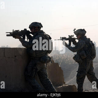 US-Armee Soldaten von Sierra Platoon, Headquarters und Headquarters Company, 1. Bataillon, 30. Infanterie-Regiment, 2nd Brigade Combat Team, 3. US-Infanteriedivision feindliches Feuer in Arab Jabour, Irak, 29. Dezember 2007 zurück.  SPC. Angelica Golindano Stockfoto