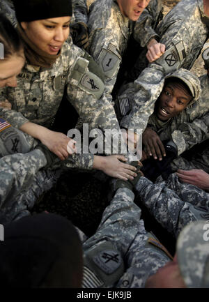 US-Militärpersonal aus einem gemeinsamen zivile Angelegenheiten Team huddle zusammen für ein premission Jubel im Camp Liberty, Irak, 21. Januar 2008, vor dem gehen auf eine Mission für die Bewertung des Industrieparks Hateen in Bagdad, Irak.  Techn. Sgt. Adrian Cadiz Stockfoto