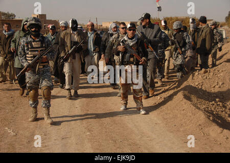 Irakische betroffenen lokalen Bürger, irakische Nationalpolizei und US-Armeesoldaten aus Alpha-Truppe, 3. Bataillon, 1. Kavallerie-Regiment, 3. Heavy Brigade Combat Team, 3. US-Infanteriedivision klar wichtigsten Fahrbahn von improvisierten Sprengkörpern außerhalb Hamidat, Irak, 6. Januar 2008.  Sgt. Timothy Kingston Stockfoto