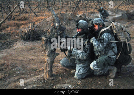 US-Armee Soldaten vom 2. Bataillon, 12. Feldartillerie-Regiment führen eine Clearing-Mission in Duwebb, Irak, 10. Februar 2008.  Petty Officer 1st Class Sean Mulligan Stockfoto