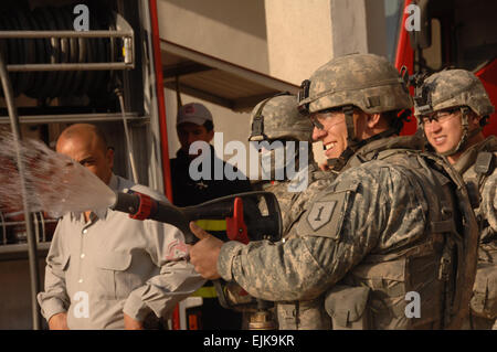 US Army 1st Lt. Patrick Henson, von Bravo Batterie, 2. Bataillon, 32. Feldartillerie-Regiment, 2nd Brigade Combat Team, 1st Infantry Division befestigt sprüht ein Feuerhaus an einer Station in Yarmuk, Irak, 17. Februar 2008.  Sgt. Sharhonda R. McCoy Stockfoto