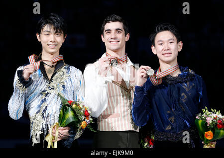 (150328)--SHANGHAI, 28. März, 2015(Xinhua)--Goldmedaillengewinner Javier Fernandez (C) von Spanien, Silbermedaille Yuzuru Hanyu (L) von Japan und Bronzemedaillengewinner Denis Ten der Kasachstan, während die Preisverleihung für Männer in ISU World Figure Skating Championships 2015 bei Krone Hallenstadion, Oriental Sports Center in Shanghai, China am 28. März 2015 darstellen. (Xinhua/Wang Lili) Stockfoto