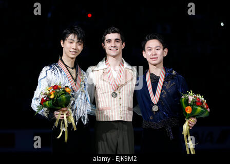 (150328)--SHANGHAI, 28. März, 2015(Xinhua)--Goldmedaillengewinner Javier Fernandez (C) von Spanien, Silbermedaille Yuzuru Hanyu (L) von Japan und Bronzemedaillengewinner Denis Ten der Kasachstan, während die Preisverleihung für Männer in ISU World Figure Skating Championships 2015 bei Krone Hallenstadion, Oriental Sports Center in Shanghai, China am 28. März 2015 darstellen. (Xinhua/Wang Lili) Stockfoto
