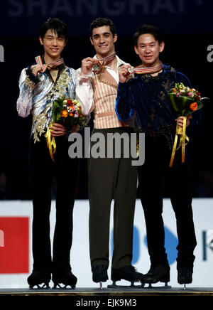 (150328)--SHANGHAI, 28. März, 2015(Xinhua)--Goldmedaillengewinner Javier Fernandez (C) von Spanien, Silbermedaille Yuzuru Hanyu (L) von Japan und Bronzemedaillengewinner Denis Ten der Kasachstan, während die Preisverleihung für Männer in ISU World Figure Skating Championships 2015 bei Krone Hallenstadion, Oriental Sports Center in Shanghai, China am 28. März 2015 darstellen. (Xinhua/Wang Lili) Stockfoto