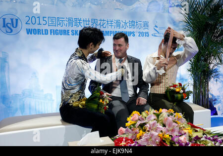 (150328)--SHANGHAI, 28. März, 2015(Xinhua)--Goldmedaillengewinner von Javier Fernandez (R) Spanien und Silbermedaillengewinner Yuzuru Hanyu (L) von Japan feiern mit ihrem Trainer kanadischen Brian Orser nach der Preisverleihung für Männer in ISU World Figure Skating Championships 2015 bei Krone Hallenstadion, Oriental Sports Center in Shanghai, China am 28. März 2015. (Xinhua/Wang Lili) Stockfoto