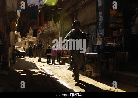 US Armee Sgt. Joseph Saladin führt das hintere Element, da er eine Gasse im Stadtteil Rusafa von Bagdad, Irak, am 17. Februar 2008 patrouilliert.  Saladin und seine Kameraden sind von der Armee 3rd Platoon, Charlie Kompanie, 1. Bataillon, 504th Parachute Infantry Regiment.   Staff Sgt Jason T. Bailey, US Air Force.  Veröffentlicht Stockfoto