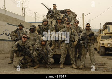 US-Armeesoldaten, Waffen-Kader, 1. Zug, Charlie Kompanie, 1. Bataillon zugewiesen, 504th Parachute Infantry Regiment posieren für ein Foto vor patrouillieren Rusafa, Bagdad, Irak, 18. Februar 2008.  Staff Sgt Jason T. Bailey veröffentlicht Stockfoto