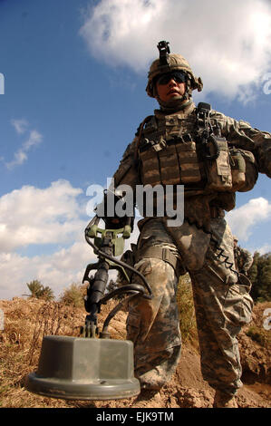 US Army Staff Sgt Paul Griffin, Befehl, Sicherheitsabteilung, 15. Infanterie-Regiment, 1. Bataillon, 3. Infanterie-Division, 3. Heavy Brigade Combat Team einen Metalldetektor verwendet, um versteckte Waffenlager in der Nähe von einem Dorf südöstlich von Salman Pak, Irak, 15. Februar 2008 suchen. Das Dorf ist bekannt, vor kurzem von Aufständischen besetzt worden.  Sgt. Timothy Kingston Stockfoto