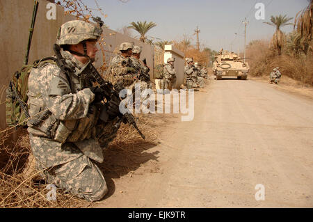 US-Armee Soldaten von Alpha Company, 1. Bataillon, 15. Infanterie-Regiment 3. Heavy Brigade Combat Team, 3. US-Infanteriedivision nehmen eine Knie für feindliche Personal vor einer gemeinsamen Betrieb mit lokalen Abna'a Al Irak Söhne des Irak durch eine Gruppe von kleinen Dörfern südlich von Salman Pak, Irak, 16. Februar 2008 clearing zu scannen. Das Dorf ist bekannt, vor kurzem von Aufständischen besetzt worden.  Sgt. Timothy Kingston veröffentlicht Stockfoto