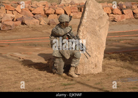 US Army Staff Sgt Mathew Davies von Bravo Batterie, 2. Bataillon, 32. Field Artillery Regiment, 2nd Brigade Combat Team, 1st Infantry Division verbunden kommuniziert sein Radio während der Gewährleistung der Sicherheit bei einer Verkehr Kontrolle Punkt Inspektion in Yarmouk, Irak, 5. März 2008.  Sgt. Sharhonda R. McCoy Stockfoto