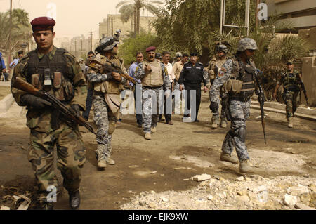 US-Armeesoldaten zugewiesen 5. Bataillon, 25. Feldartillerie-Regiment, 4th Brigade Combat Team, 10th Mountain Division, irakische Nationalpolizei vom 3. Bataillon, 1. Brigade Combat Team, 1. Division und Soldaten der irakischen Armee durchführen einer Suche Mission für illegale Schusswaffen und improvisierten Sprengkörpern Caches in Bagdad, Irak, 15. März 2008.  Staff Sgt Jason T. Bailey veröffentlicht Stockfoto