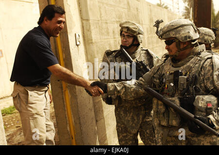 US-Armeesoldaten, 2. Zug, Bravo Batterie, 5. Bataillon, 25. Feldartillerie-Regiment 4th Brigade Combat Team zugewiesen, 10th Mountain Division sprechen die Awpr Kraftwerk Manager in Karadah, Irak, 19. März 2008.  Staff Sgt Jason T. Bailey veröffentlicht Stockfoto