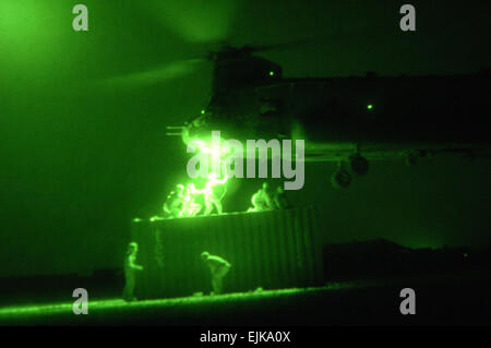 US-Armeesoldaten aus der 703rd Brigade Support Battalion, 4. Brigade, 3. Infanterie-Division Haken herauf Versorgungsmaterialien, die ein US-Armee CH-47 Chinook-Hubschrauber auf Forward Operating Base Kalsu, Irak, während eine erneute Lieferung Mission Combat Outpost Sommer 22. März 2008.  SPC. Tiffany Dusterhoft Stockfoto