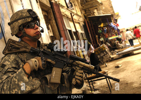 US Army Spc. Andrew Kline, Bravo Company, 418th Civil Affairs Bataillon, zugewiesen Patrouillen in Bagdad, Irak, 27. März 2008.  Staff Sgt Jason T. Bailey Stockfoto