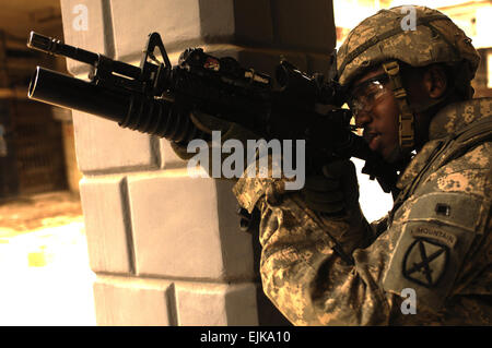 U.S. Army CPL. Eric Garner, 89. Kavallerie-Regiment, zentrale Headquarters Troop, 4. Brigade, 3. Staffel, 10th Mountain Division zugewiesen sorgt für Sicherheit während einer Patrouille in Bagdad, Irak, 27. März 2008.  Staff Sgt Jason T. Bailey Stockfoto
