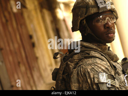 U.S. Army CPL. Eric Garner, 89. Kavallerie-Regiment, zentrale Headquarters Troop, 4. Brigade, 3. Staffel, 10th Mountain Division zugewiesen sorgt für Sicherheit während einer Patrouille in Bagdad, Irak, 27. März 2008.  Staff Sgt Jason T. Bailey Stockfoto