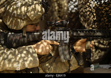 US-Armee Pfc Jonathan Grundstrom, 3rd Platoon, Alpha Company, 2. Bataillon, 30. Infanterie-Bataillon, 4th Brigade Combat Team, 10th Mountain Division zugewiesen sorgt für Sicherheit auf dem Dach der gemeinsamen Sicherheit Bahnhof Oubaidy außerhalb von Sadr City, Irak, 1. April 2008.  Staff Sgt Jason T. Bailey veröffentlicht Stockfoto