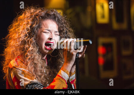 Die 2014 MOBO Awards Nominierungen bei Ronnie Scotts mit: Ella Eyre wo: London, Vereinigtes Königreich bei: 23 Sep 2014 Stockfoto