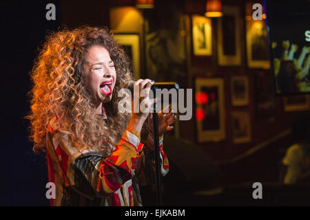 Die 2014 MOBO Awards Nominierungen bei Ronnie Scotts mit: Ella Eyre wo: London, Vereinigtes Königreich bei: 23 Sep 2014 Stockfoto