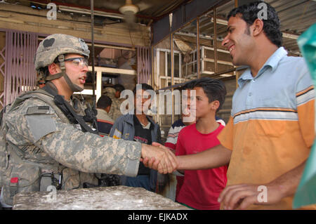 US Army 1st Lt. Eric Gianneris entspricht einem örtlichen Ladenbesitzer während der Durchführung einer gemeinsamen Patrouille in a., Irak, 3. April 2008.  Gianneris ist 2. Platoon, Bravo Kompanie, 1. Bataillon, 502. Infanterieregiment, 2nd Brigade Combat Team, 101st Airborne Division zugeordnet.  SPC. Charles W. Gill veröffentlicht Stockfoto