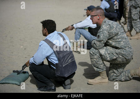 US Army Spc. Brendan Stanford, aus dem 603rd Military Police Company Militärpolizei Übergangsteam, coacht eine irakische Polizisten auf der Schießstand am gemeinsamen Sicherheit Station Eisen im südlichen Ramadi, Irak, 8. April 2008. Die Polizisten sind bei der Schießstand, ihre Treffsicherheit Kompetenz beizubehalten.   CPL. Jeremy M. Giacomino, US Marine Corps. Veröffentlicht Stockfoto