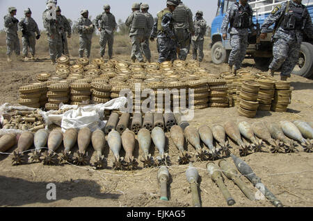 Irakische Nationalpolizei und US-Armeesoldaten von der 3. Staffel, 1. Kavallerie, 3rd Brigade Combat Team, 3. US-Infanteriedivision entdecken ein Waffenlager in der Nähe von einem Checkpoint außerhalb Abu Thayla, Irak, 13. April 2008. Soldaten beschlagnahmten den Cache, die bestand aus 29 120 mm Mörsergranaten, 466 2.2 Minen, 75 2.4 Minen, sieben chinesischen 107-mm-Raketen und fünf Panzerfäusten und drei Verdächtige festgenommen.  SPC. Daniel Herrera veröffentlicht Stockfoto