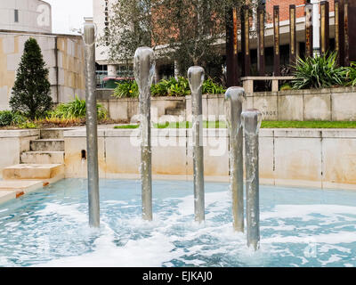 Brunnen in den Gärten von Nelson Mandela von der Stadthalle in Stadt Leeds, West Yorkshire, Stockfoto