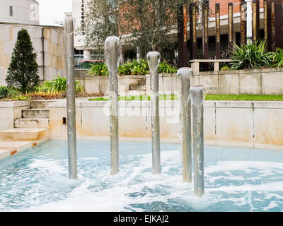 Brunnen in den Gärten von Nelson Mandela von der Stadthalle in Stadt Leeds, West Yorkshire, Stockfoto