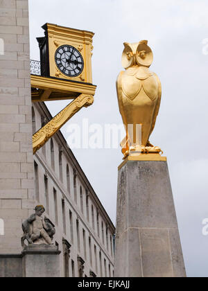 Goldene Eule und Clock im Millennium Square, Leeds Civic Hall, UK Stockfoto