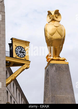 Goldene Eule und Clock im Millennium Square, Leeds Civic Hall, UK Stockfoto