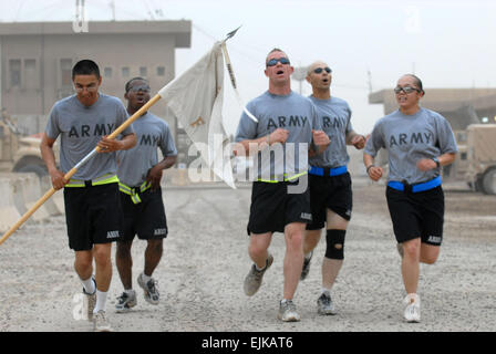 Nach vorn OPERATING BASE FALCON, Irak Spc. Marcus Garcia trägt F Forward Support Firma Guidon über die Ziellinie beim Spc. Joshua Russaw, Spc. Mark Pittman, 1st Sgt. David Taylor und Sgt. Desiree Browning erklären sich das Siegerteam bei einem 5k Fun Run am 17. Mai um vorwärts Operating Base Falcon, Bagdad. Co. F zugeordnet ist derzeit aus Multi-National Division Bagdad das 1. Bataillon, 30. Infanterie-Regiment, 2nd Brigade Combat Team, 3. Infanterie-Division.  Staff Sgt Brent Williams, 1. BCT PAO, 4. inf div., MND-B Stockfoto