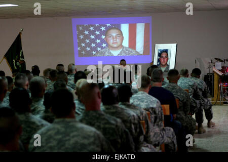 Service-Mitglieder sehen Sie eine Dia-Show zu Ehren der Armee Pfc. Aaron Ward während einer Trauerfeier in der Kapelle auf Al Asad Air Base, Irak, Freitag. PFC. Ward, 19, ein Militärpolizist mit 170. Military Police Company, 504th MP-Bataillon, das Regimental Combat Team 5 zugeordnet ist, wurde getötet, 6 Mai, während auf einer Bekämpfung Patrouille im westlichen Provinz Anbar, Irak. PFC. Ward erhielt militärische Ehren während des Gottesdienstes, die 21 Salutschüsse enthalten.  Gunnery Sergeant Jason Bortz sehen /-News/2008/05/20/9300-Mps-Pause-zu-denken Sie daran-... /-news/2008/05/20/9300-mps-pause-to-remember-fallen-soldier/ Stockfoto