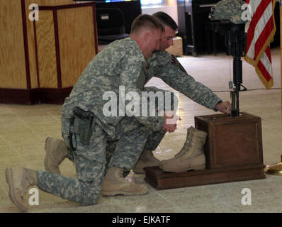 M/s Pause zu denken Sie daran gefallen Soldaten Gunnery Sgt. Jason BortzView Portfolio 20. Mai 2008 Army Captain Chad Johnson, befehlshabender Offizier und 1st Sgt. Randy Granum, Firma First Sergeant, beide mit 170. Military Police Company, 504th Military Police Battalion, die Regimental Combat Team 5 angebracht, zollen, Armee Pfc. Aaron Ward während einer Trauerfeier in der Kapelle auf dem Luftwaffenstützpunkt Al Asad , Irak, Freitag. PFC. Ward, 19, ein Militärpolizist mit 170. MP Co., wurde getötet, 6 Mai, während auf einer Bekämpfung Patrouille im westlichen Provinz Anbar, Irak. Nach die Trauerfeier, Servi war Stockfoto