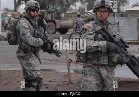 US-Armee Schutzzertifikate. Jon Reiser und Scottie Marin bietet Schutz im Abschnitt Ihre Shaab von Bagdad, Irak, 16. Februar 2007, während einer gemeinsamen Mission mit irakischen nationalen Polizisten, eine Route für die Koalitionstruppen sicher reisen zu löschen. Die Soldaten sind aus Fort Lewis, Washington, 23. Infanterie-Regiment, 1. Bataillon, Bravo Company  SPC. Elisha Dawkins Datum Shot: Fotograf: SPC ELISHA DAWKINS Stockfoto