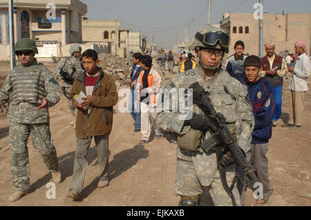 US-Armeesoldaten mit Alpha Company, 1. Bataillon, 8. Kavallerie-Regiment, 2nd Brigade Combat Team befestigt, 2nd Infantry Division durchführen eine kombinierten Patrouille im Baladiat Bereich der East Bagdad, Irak, 14. Februar 2007. Die Patrouille wurde mit Mitgliedern der 4. Brigade der 1. nationalen Polizei-Division durchgeführt.  Staff Sgt Bronco Suzuki Stockfoto