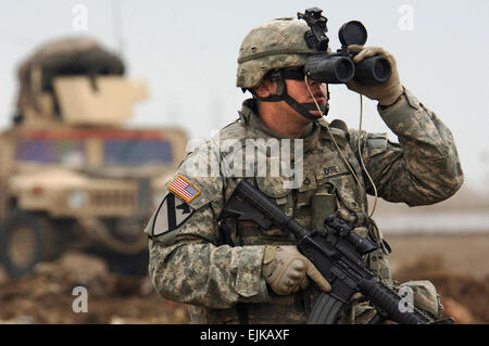 US-Armee Pfc. Jason Dore sieht für jede mögliche Feindberührung im westlichen Bagdad, Irak, am 22. Februar 2007.  Dore erhält als vorwärts Beobachter mit dem 2. Bataillon, 5. Kavallerie-Regiment, 1. Kavallerie-Division.   Petty Officer 2. Klasse Kitt Amaritnant, US Navy. Stockfoto